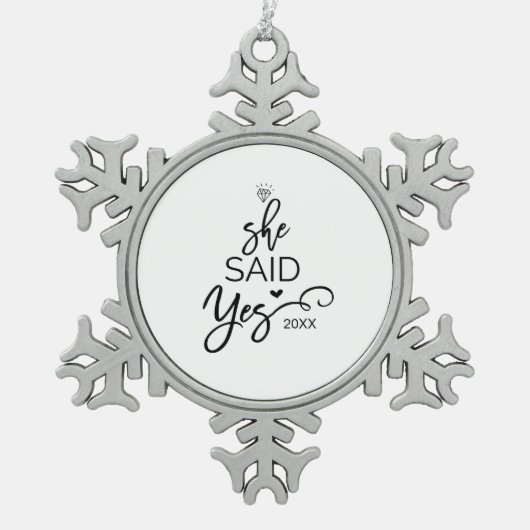 クリスマスツリー彼女はYesと言った婚約した スノーフレークピューターオーナメント (正面)
