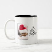 クリスマスツリー猫の初めてのクリスマス写真 ツートーンマグカップ (左)