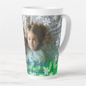 クリスマスツリー白い雪の結晶が世界に喜ぶ カフェラテマグ (右アングル)