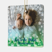 クリスマスツリー白い雪の結晶が世界に喜ぶ セラミックオーナメント (左)