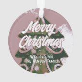 クリスマスツリー芸術的グリーンピンクメリースクリプト オーナメント (裏面)