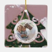 クリスマスツリー芸術的グリーンピンク家族の写真 セラミックオーナメント (裏面)
