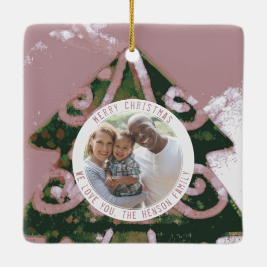 クリスマスツリー芸術的グリーンピンク家族の写真 セラミックオーナメント (裏面)