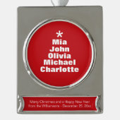 クリスマスツリー赤カスタム白い家族の名前 シルバープレートバナーオーナメント (正面)