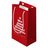 クリスマスツリー赤カスタム白い家族の名前 スモールペーパーバッグ (正面アングル)