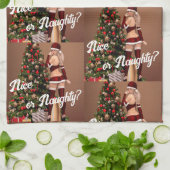 クリスマスツリー近くのセクシーサンタガール キッチンタオル (折り畳み)