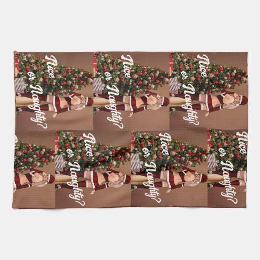 クリスマスツリー近くのセクシーサンタガール キッチンタオル (横)