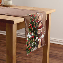 クリスマスツリー近くのセクシーサンタガール ショートテーブルランナー