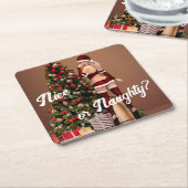 クリスマスツリー近くのセクシーサンタガール スクエアペーパーコースター (アングル)