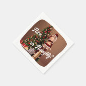 クリスマスツリー近くのセクシーサンタガール スタンダードカクテルナプキン (角)