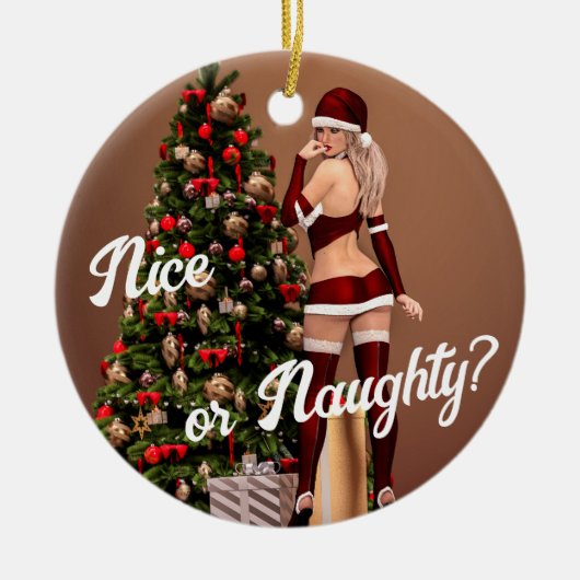 クリスマスツリー近くのセクシーサンタガール セラミックオーナメント (正面)
