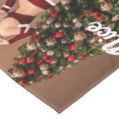 クリスマスツリー近くのセクシーサンタガール テーブルクロス (アングル)