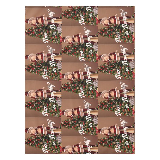 クリスマスツリー近くのセクシーサンタガール テーブルクロス (正面)