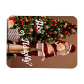 クリスマスツリー近くのセクシーサンタガール マグネット (横)