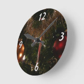 クリスマスツリーIIホリデーレッドと金ゴールド ラウンド壁時計 (傾斜)