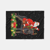 クリスマスデコーおもしろいルサンタライディングロットワイラードッグクリス フリースブランケット (正面(横))