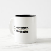 クリスマスデザイン、より多くのペパーミント少ない問題 ツートーンマグカップ (正面左)