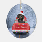 クリスマストラックに乗って雪の中に眠るダックスフント犬 セラミックオーナメント (左)