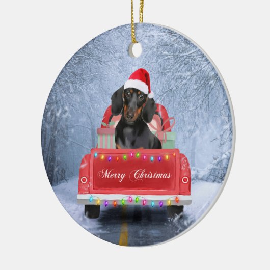 クリスマストラックに乗って雪の中に眠るダックスフント犬 セラミックオーナメント (左)