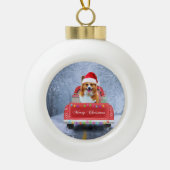 クリスマストラックに座って雪の中のコルギドッグ セラミックボールオーナメント (正面)