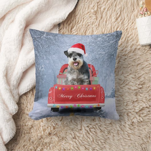 クリスマストラックに座って雪の中のシュナウザー犬 クッション (ブランケット)
