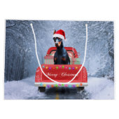 クリスマストラックに座って雪の中のドバーマンドッグ ラージペーパーバッグ (裏面)