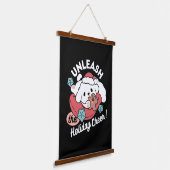 クリスマスドッグinサンタハット – ペットのための休日応援 吊り下げ型タペストリー (傾斜あり)