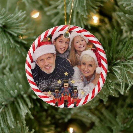クリスマスナック割り当て家族の写真名のパーソナライズ セラミックオーナメント (ツリー)