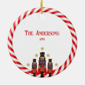 クリスマスナック割り当て家族の写真名のパーソナライズ セラミックオーナメント (裏面)