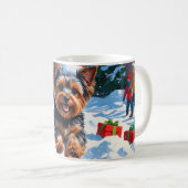 クリスマスハットと雪のヨークシャー・テリア コーヒーマグカップ (正面右)