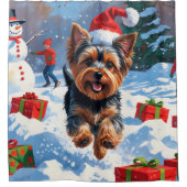 クリスマスハットと雪のヨークシャー・テリア シャワーカーテン (正面)