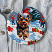 クリスマスハットと雪のヨークシャー・テリア 缶バッジ (インサイチュ)