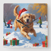クリスマスハットと雪の中のゴールデンレトリバー スクエア壁時計 (正面)