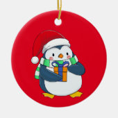 クリスマスハットにギフトを入れたペンギン セラミックオーナメント (正面)