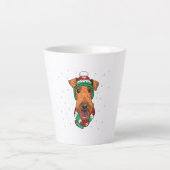 クリスマスハットのアイレデール・テリア カフェラテマグ (正面)
