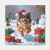 クリスマスハットをかぶったケースホンドの雪中奔走 マグネット (正面)