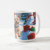 クリスマスハットをかぶったスカイテリアの雪中での奔走 コーヒーマグカップ (正面右)