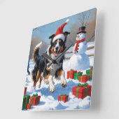 クリスマスハットをかぶったラフコリーが雪の中を走る スクエア壁時計 (傾斜)