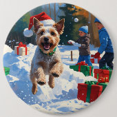 クリスマスハットをかぶったワイヤーフォックステリアの雪上ラン 缶バッジ (正面)