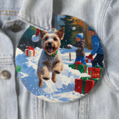 クリスマスハットをかぶったワイヤーフォックステリアの雪上ラン 缶バッジ (インサイチュ)