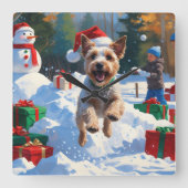 クリスマスハットをかぶったワイヤーフォックステリアの雪遊び スクエア壁時計 (正面)