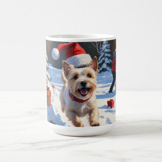 クリスマスハットをかぶって雪の中を走るケアン・テリア コーヒーマグカップ (中央)