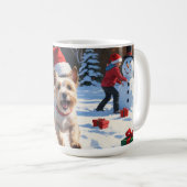 クリスマスハットをかぶって雪の中を走るケアン・テリア コーヒーマグカップ (正面右)