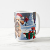 クリスマスハットをかぶって雪の中を走るコッカプー コーヒーマグカップ (正面右)