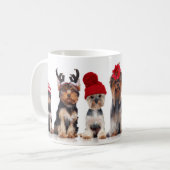 クリスマスハットを持つ可愛いヨークシャーのテリア犬 コーヒーマグカップ (正面左)