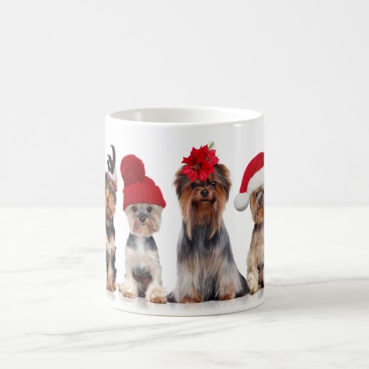 クリスマスハットを持つ可愛いヨークシャーのテリア犬 コーヒーマグカップ (中央)