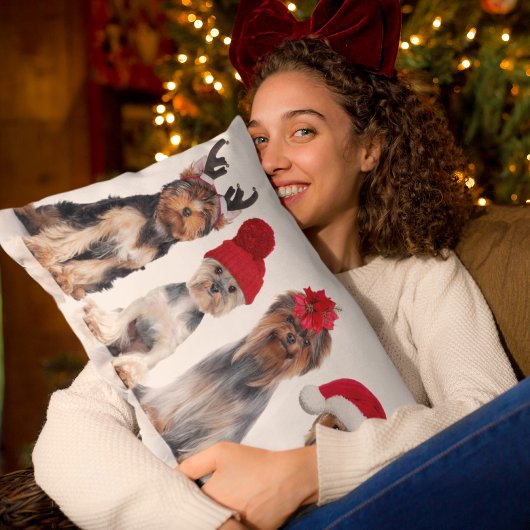 クリスマスハットを持つ可愛いヨークシャーのテリア犬 ランバークッション