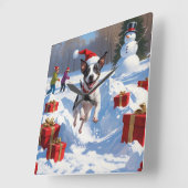 クリスマスハットを被ったラットテリアの雪中奔走 スクエア壁時計 (傾斜)