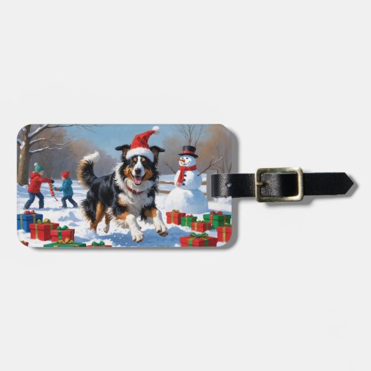 クリスマスハットを被ったラフコリーが雪の中を走る ラゲッジタグ (正面横)