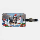 クリスマスハットを被ったラフコリーが雪の中を走る ラゲッジタグ (裏面横)